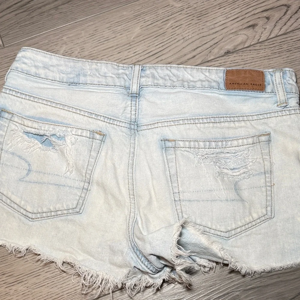 Women's American Eagle Outfitters Light Wash FrayedJean Shorts Size 2 Small